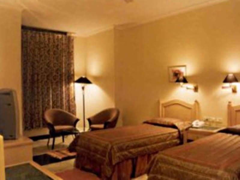 Aditya Hotel Лудхиана Экстерьер фото